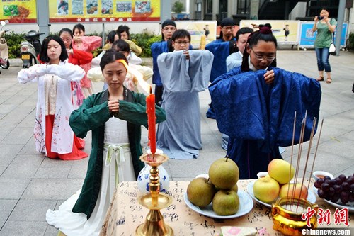组图:各地少女着汉服还原古代七夕现场(4)