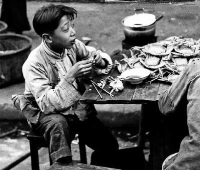网传1945年穷人吃大闸蟹度日遭质疑(图)
