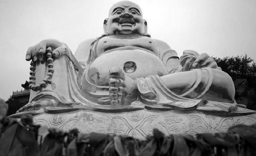 北京千灵山6米高弥勒佛遭游人攀爬刻字(图)