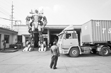 上海市民用汽车废旧零部件制作“擎天柱”(图)