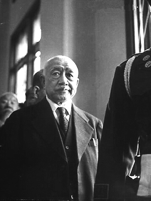 东京审判中的溥仪拍案控诉的同时为自己开脱图3