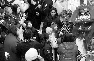 800名中外友人观赏中国杂技迎新年(图)