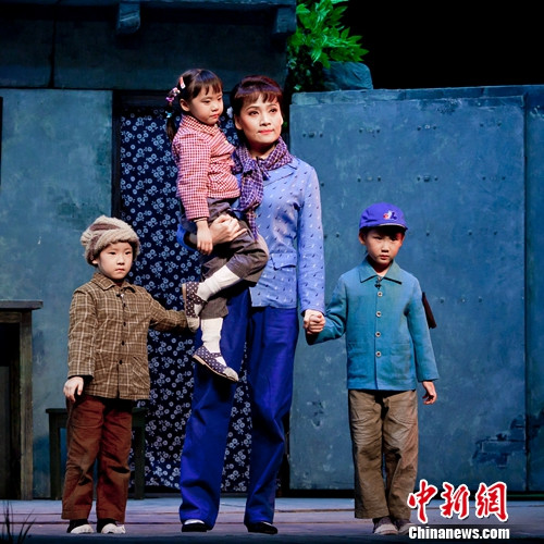 沪剧《挑山女人》上演:寡居母亲勇挑生活重担
