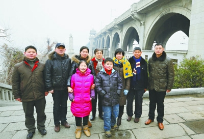 军旅家庭晒29年全家福对比照拍摄于长江大桥桥头