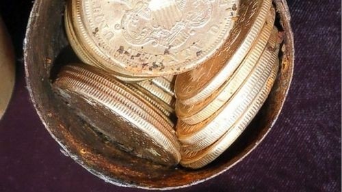 美国夫妻散步时挖出五桶金币价值千万美元(图)