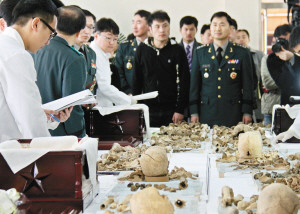 韩国装殓437具中国人民志愿军烈士遗骸(图)