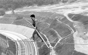 “高空王”阿迪力百米高空跳新疆舞(图)