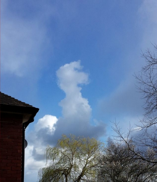 英女子意外拍到神似英国地图云朵（图）