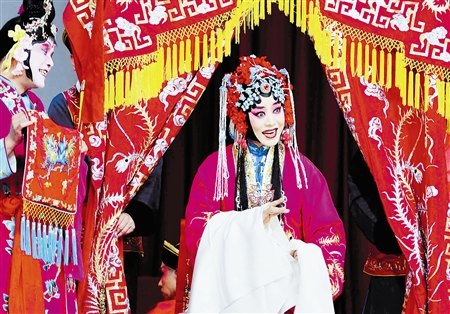 天津青年京剧团上演程派名剧《锁麟囊》(图)