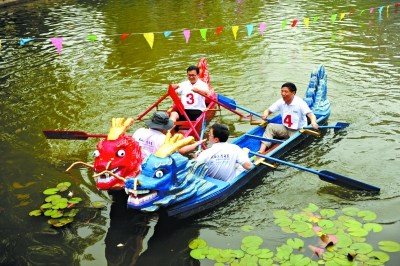 市民提前庆端午用报纸糊龙舟冒雨开赛(图)