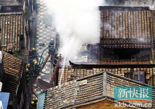 “广州首批历史建筑”冠英家塾起火屋顶烧穿（图）