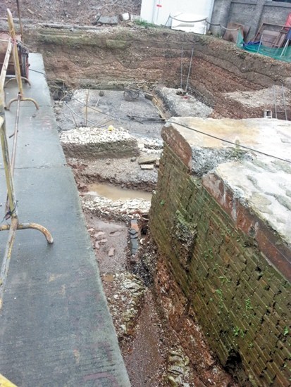 广州一停车场挖出明清时期城东门覆有蚝壳(图)