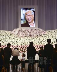 �ձ����Ҷɱߴ�һ���ʽ���н�900�˵�����ͼ��