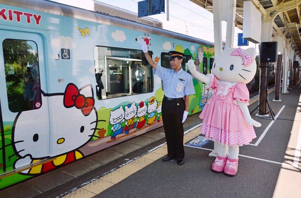 日本开设“凯蒂猫号”专列车身内外萌萌哒(图)