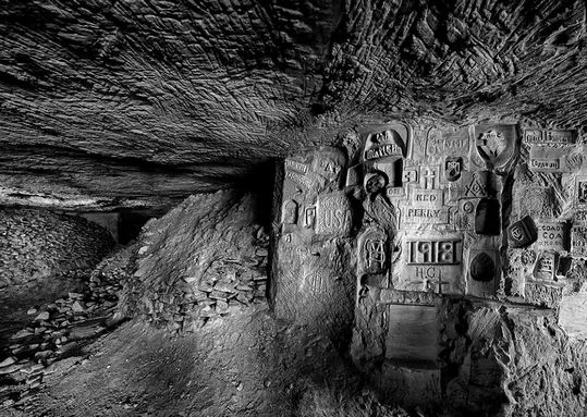 美国摄影师记录一战地下战壕内雕刻画图