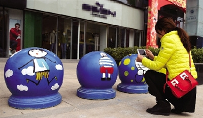 郑州街头隔离墩画上卡通图案(图)