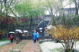 佛教圣地五台山初夏飘雪(图)
