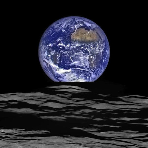 NASA精美照片:地球从月球水平线上“升起”(图)