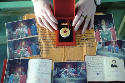 �游����ë��ϯ����Ա����չʾ��Ƭ�;�����