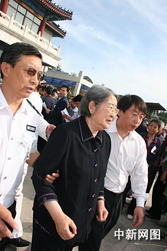 李银桥遗体告别仪式举行 李敏毛新宇等送别(图)(3)