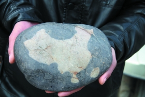 图文黑色鹅卵石上的白色中国地图