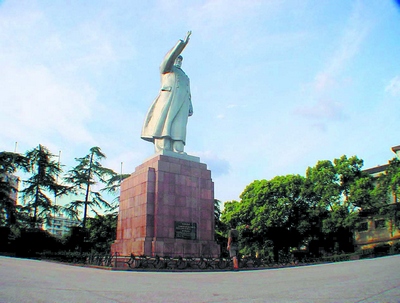 长沙毛主席铝镁合金塑像开展寻根之旅图