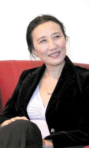 作家赵玫:《三枪》搞笑还行 春晚老小品不过时——中新网