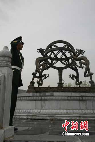 ��ͼ���ж�ĸ�׺ӻ��Ļ�߽��л��ƺ�̳��4��