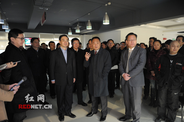周强新年上班首日视察网媒祝网友龙年吉祥如意