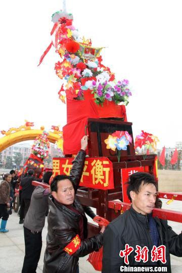 “天下第一粽”巡游“客家祖地”闹元宵祈丰年