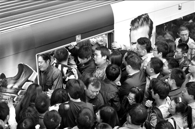 北京地铁1号线信号故障大量乘客滞留(图)