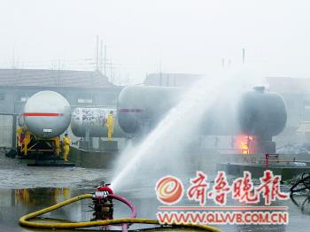 化工物流企业爆炸引燃50吨液化气罐千余村民疏散