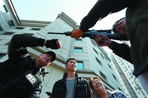 北京警营开放日人气旺帅特警抢手狙击枪抢眼(图)