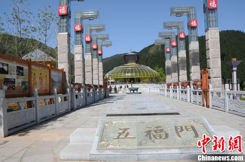 全国网媒记者庐山五教祈福文化园采风撞响祈福钟