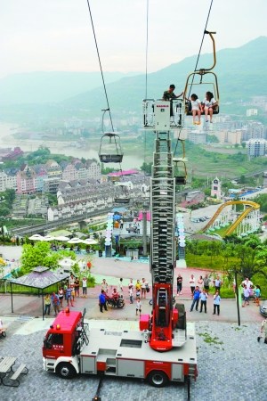 涪陵八名游客被困缆车消防4小时完成施救(图)