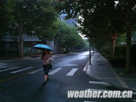北京25日傍晚出现分散性降雨