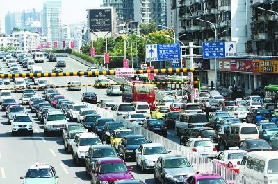 武汉高架桥设限高架公交车大客车被拦截