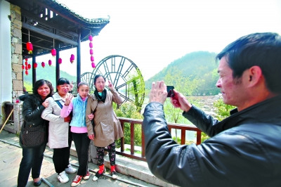 武汉城管志愿者上路顶班环卫工享免费春游(图)