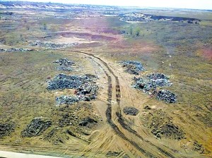 北京永定河河床冒出五六十个垃圾堆市民吁处理