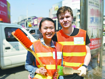 武汉“洋女婿”加入黄马甲志愿者为环卫工人顶班