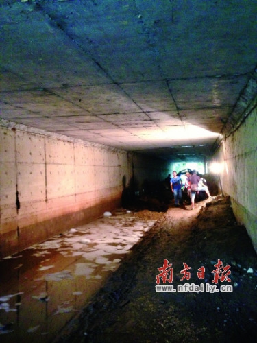 女子雨夜蹚浑水过涵洞连人带单车落暗渠失踪(图)