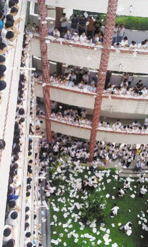 南昌中学生高考前撕书抛书减压学校称能理解(图)