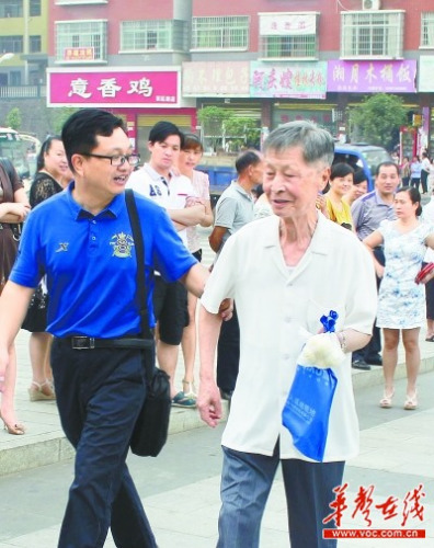 湖南永州85岁老人完成高考自称分数不会太理想(图)