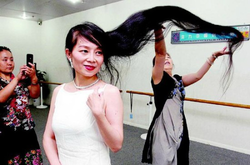 女子身高1.59米头发长到一米七整整留了35年(图)