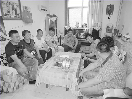 河北衡水20位80后小伙照顾逝友父母7年(图)