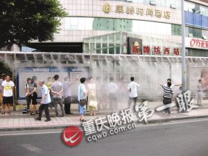 ����һ����վ̨��ȡ��������Ů�˿ͣ����ʪ��ȹ��ͼ��