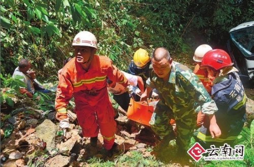 云南西双版纳旅游车坠谷现场:200余人同时展开救援