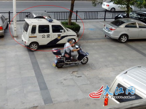 网曝景德镇一派出所警车“堵路”涉事民警被全局通报
