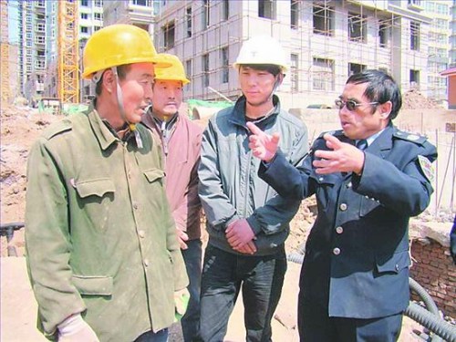 河北“患癌队长”为农民工讨薪感动山城(图)