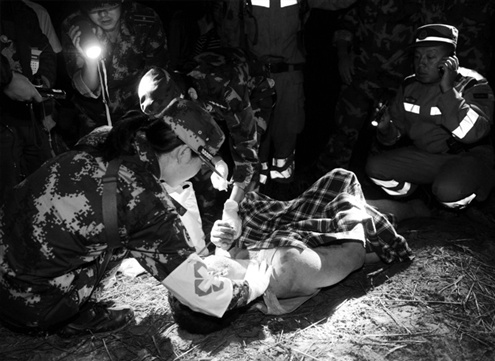 甘肃岷县地震灾民:房子像被抽空了筋骨散落下来(图)